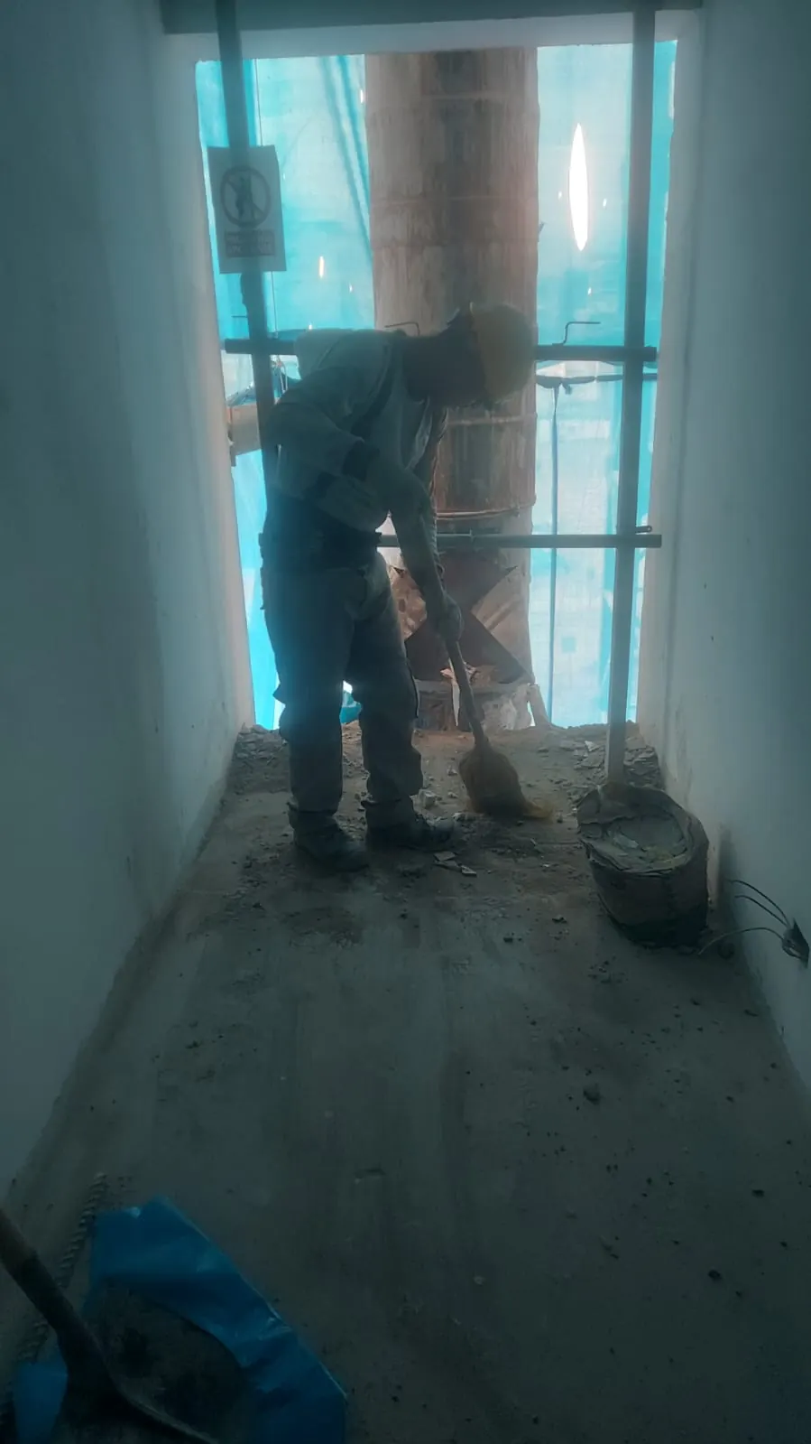 Limpieza de pasadizos en obra